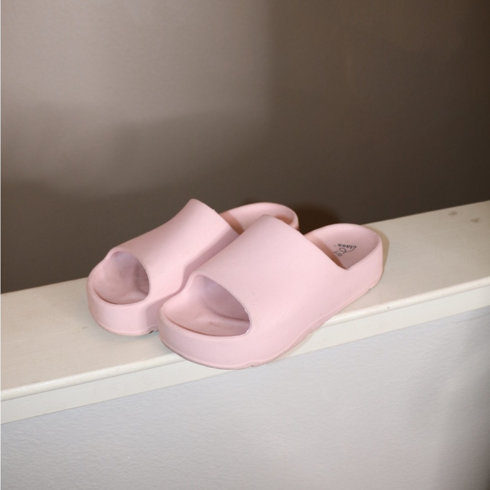 Pink rubber sandals with a boho vibe